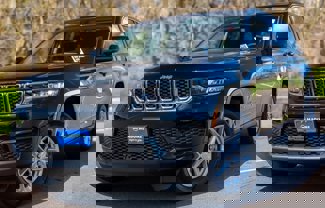 Used 2023 Jeep Grand Cherokee Laredo image 1