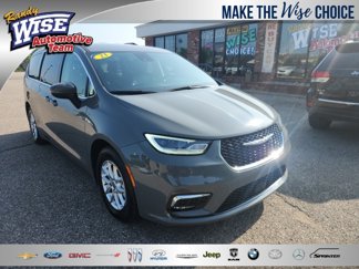 Used 2023 Chrysler Pacifica Touring-L image 1