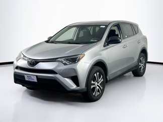Used 2018 Toyota RAV4 LE image 1