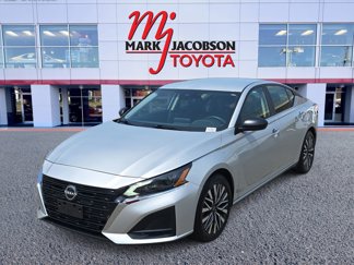 Used 2024 Nissan Altima 2.5 SV image 1