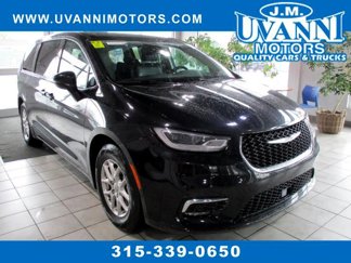 Used 2023 Chrysler Pacifica Touring-L image 1
