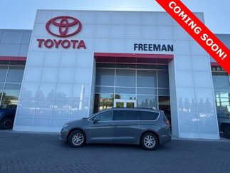 Used 2022 Chrysler Pacifica Touring-L image 1