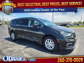 Used 2023 Chrysler Pacifica Touring-L image 1