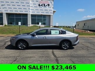 New 2025 Kia K4 LXS image 1