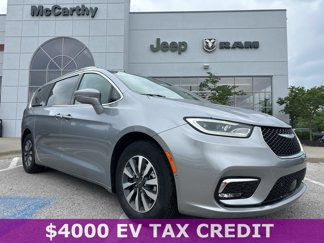 Used 2021 Chrysler Pacifica Touring-L image 1