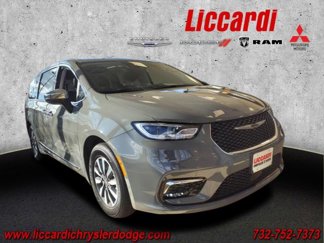 New 2023 Chrysler Pacifica Limited image 1