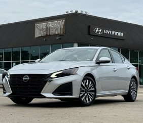 Used 2023 Nissan Altima 2.5 SV image 1