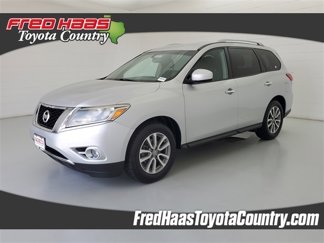Used 2016 Nissan Pathfinder SV image 1