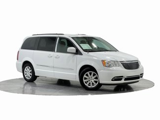 Used 2014 Chrysler Town & Country Touring image 1