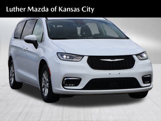 Used 2023 Chrysler Pacifica Touring-L image 1