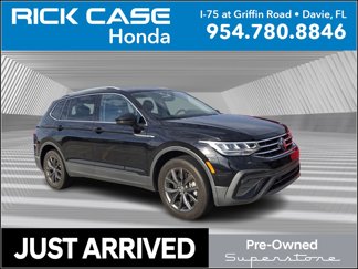 Used 2023 Volkswagen Tiguan SE w/ Panoramic Sunroof Package image 1