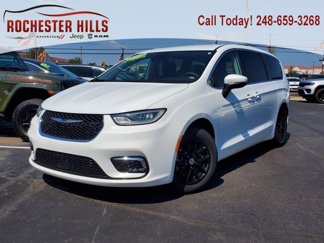 Used 2023 Chrysler Pacifica Touring-L image 1