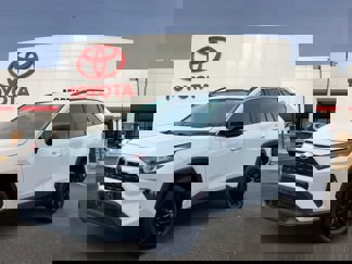 Used 2021 Toyota RAV4 LE image 1