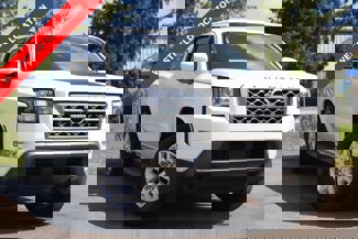 Used 2022 Nissan Frontier SV image 1