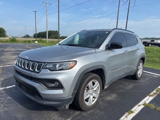 Used 2022 Jeep Compass Latitude image 1