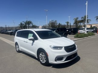 Used 2023 Chrysler Pacifica Touring-L image 1