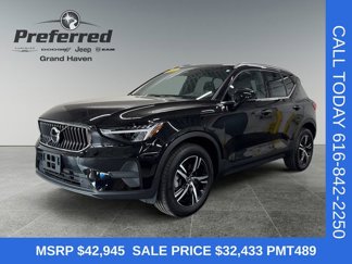 Used 2025 Volvo XC40 B5 Core image 1