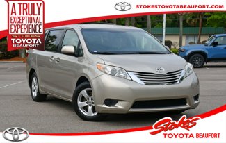 Used 2017 Toyota Sienna LE image 1
