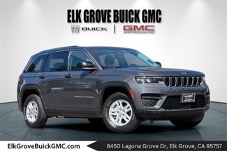Used 2023 Jeep Grand Cherokee Laredo image 1