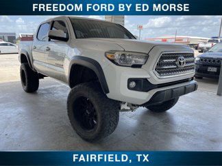 Used 2017 Toyota Tacoma TRD Off-Road image 1