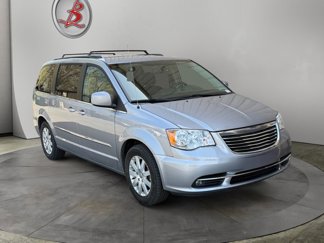 Used 2016 Chrysler Town & Country Touring image 1