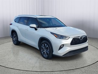 Used 2022 Toyota Highlander XLE image 1