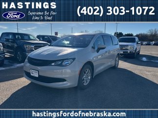 Used 2017 Chrysler Pacifica Touring image 1