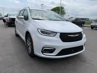 Used 2024 Chrysler Pacifica Pinnacle image 1