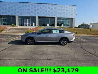 New 2025 Kia K4 LXS image 1