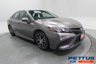 Used 2022 Toyota Camry SE image 1