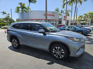 Used 2020 Toyota Highlander XLE w/ Phone Cable & Charge Package image 1