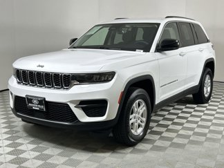 Used 2023 Jeep Grand Cherokee Laredo image 1