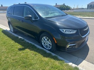 Used 2023 Chrysler Pacifica Touring-L image 1