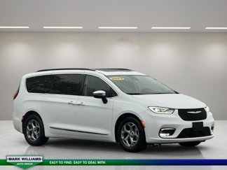 Used 2023 Chrysler Pacifica Limited image 1