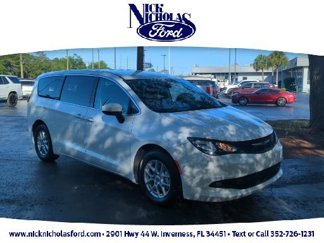 Used 2022 Chrysler Voyager LX image 1