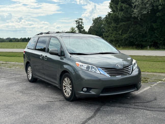 Used 2014 Toyota Sienna XLE image 1