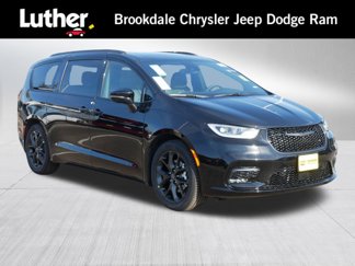 New 2025 Chrysler Pacifica Limited w/ Trailer Tow Group image 1
