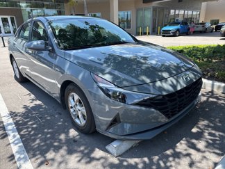 Used 2022 Hyundai Elantra SE image 1