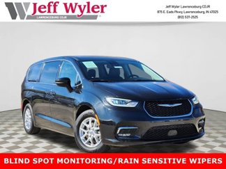 Used 2023 Chrysler Pacifica Touring-L image 1