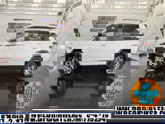 Used 2023 Jeep Grand Cherokee Laredo image 1