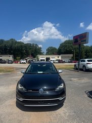 Used 2017 Volkswagen Golf Alltrack S image 1