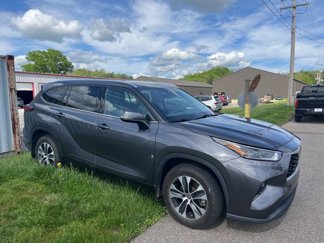 Used 2021 Toyota Highlander XLE image 1