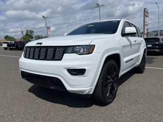 Used 2020 Jeep Grand Cherokee Altitude image 1