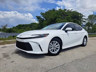 Used 2025 Toyota Camry SE image 1