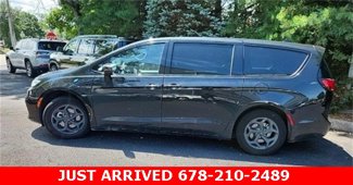 Used 2023 Chrysler Pacifica Touring-L w/ S Appearance Package image 1