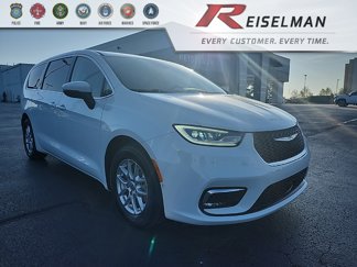 Used 2023 Chrysler Pacifica Touring-L image 1