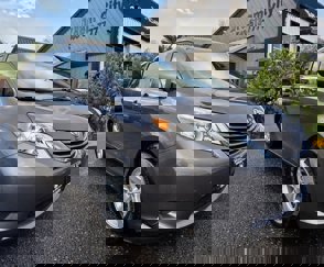 Used 2016 Toyota Sienna LE image 1