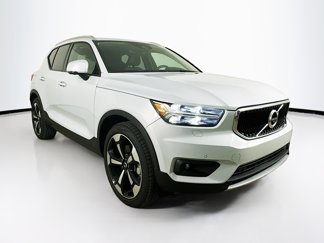Used 2021 Volvo XC40 T5 Momentum w/ Premium Package image 1