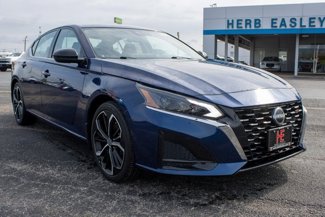 Used 2023 Nissan Altima 2.5 SR w/ SR Premium Package image 1