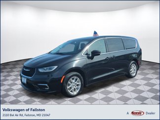 Used 2023 Chrysler Pacifica Touring-L image 1
